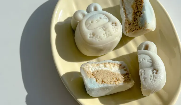 Coconut Latte Snow Skin Mooncakes - likebyregina